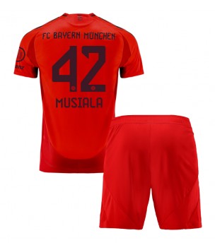 Billiga Bayern Munich Jamal Musiala #42 Hemmatröja Barn 2024-25 Kortärmad (+ Korta byxor)